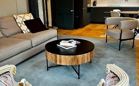 Macbeths Corner High End Luxury Apartment In Centre With Parking